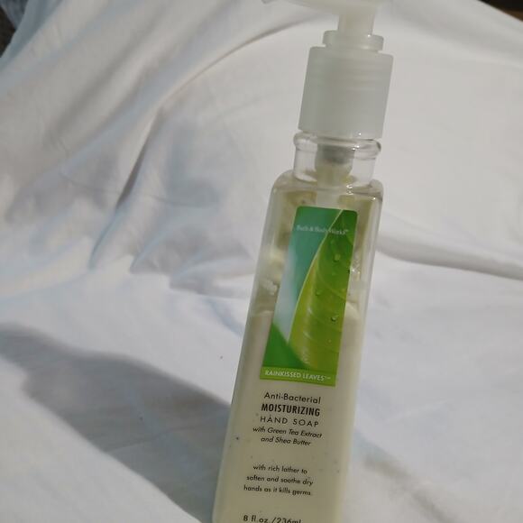 Bath & Body Works Rainkissed Leaves Anti-Bacterial Moisturizing Hand Soap NEW - Picture 4 of 9